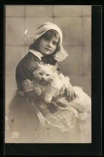 AK Mädchen mit grosser Katze