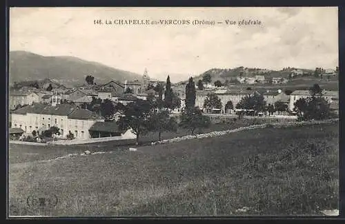 AK La Chapelle-en-Vercors, Vue générale du village avec paysage vallonné en arrière-plan