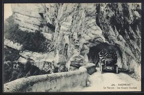 AK Vercors, Les Grands Goulets avec une voiture traversant un tunnel rocheux