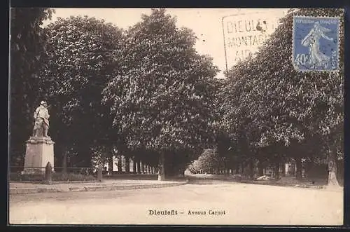AK Dieulefit, Avenue Carnot et statue en bordure de route