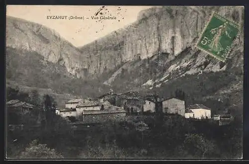 AK Eyzahut, Vue générale du village devant les falaises