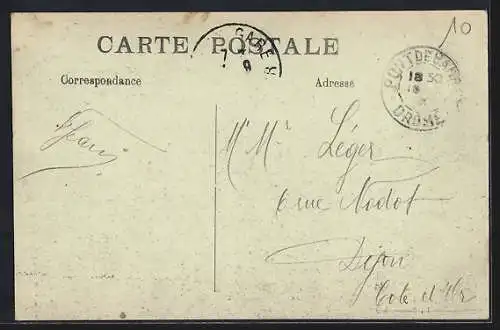 AK Eyzahut, Vue générale du village devant les falaises