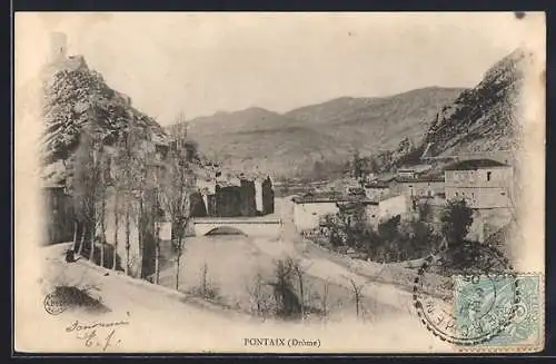 AK Pontaix, Vue du village avec pont et montagnes en arrière-plan