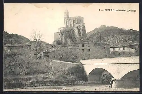 AK Pierrelongue, Vue de l`église sur la colline avec pont et village en arrière-plan