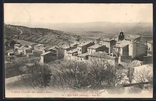 AK Rousset, Vue Est du village avec collines et église en arrière-plan