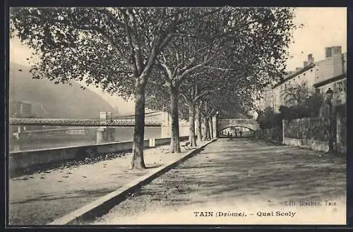 AK Tain, Quai Scoly bordé d`arbres avec vue sur le fleuve et le pont