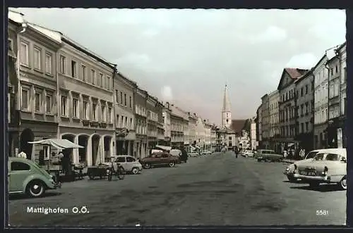 AK Mattighofen /O.-Ö., Strassenpartie mit Autos und Geschäften