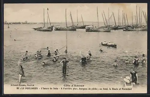 AK Le Pouliguen, L`heure du bain, A l`arriere plan, barques de peche, au fond, la Baule et Pornichet