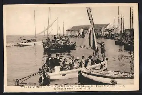 AK Le Croisic, Un joli coin du Port et la Poissonnerie, Depart d`une Barque pour une promenade en mer