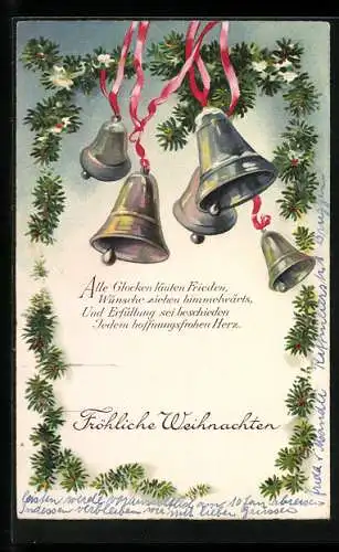 AK Fröhliche Weihnachten, Läutende Glocken umgeben von Tannenzweigen