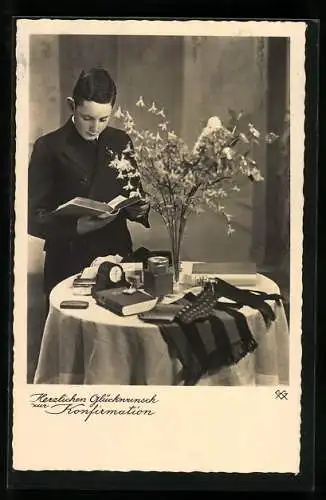 AK Junge liest zur Konfirmation eine Bibel