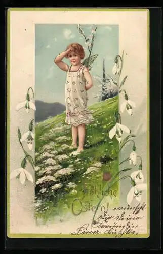 AK Kleiner Osterengel im weissen Kleid steht auf einer Wiese