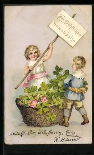 AK Neujahrsgruss, Zwei Kinder mit Korb voller Kleeblätter