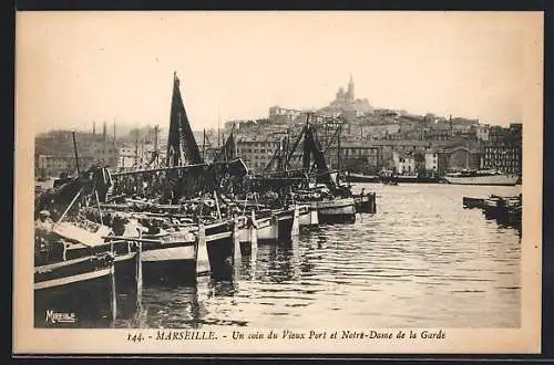 AK Marseille, Un coin du Vieux Port et Notre-Dame de la Garde