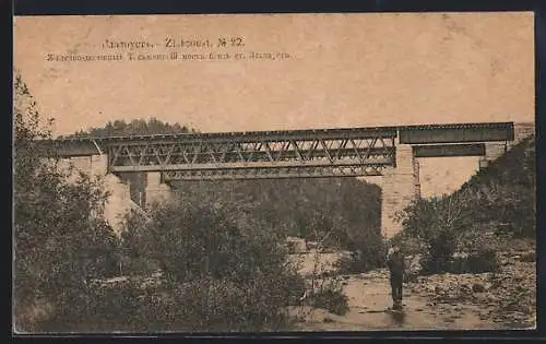 AK Zlatooust, Junge vor einer Eisenbahnbrücke