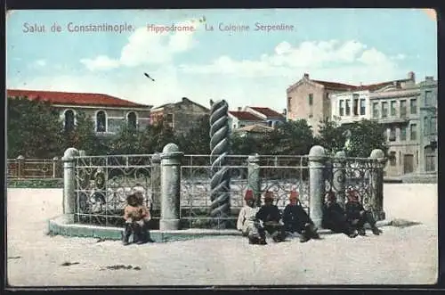 AK Constantinople, Hippodrome, La Colonne Serpentine mit Anwohnern