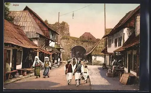 AK Jajce, Belebte Strassenpartie mit alter Stadtmauer