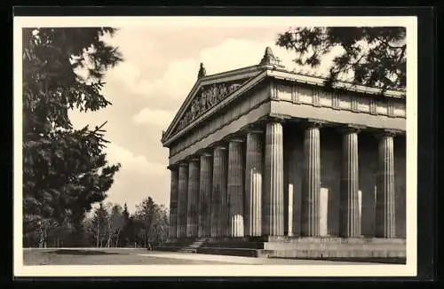 AK Regensburg, Die Walhalla, Nordseite mit Relief