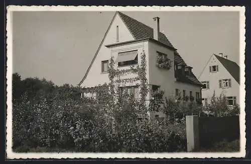 Foto-AK Dettingen / Erms, Weisse Wohnhäuser mit Garten