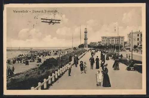 AK Warnemünde, Bismarck-Promenade mit Blick zum Hotel Pavillon und Leuchtturm, Flugzeug in der Luft