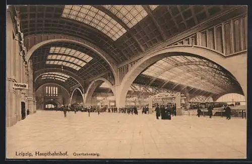 AK Leipzig, Hauptbahnhof, Querbahnsteig mit Leuten