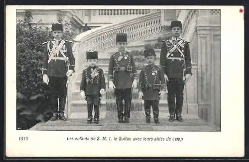 AK Les enfants S.M.I. le Sultan avec leurs aides de camp