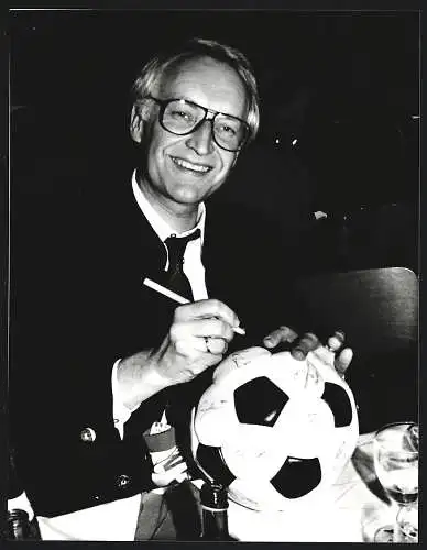 Fotografie WEREK, München, FC Bayern München-Fan Edmund Stoiber signiert einen Ball