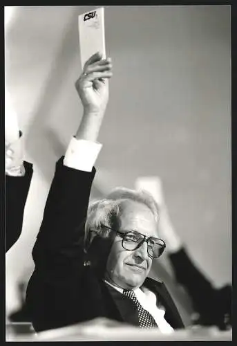 Fotografie Sepp Spiegl, Bonn, Edmund Stoiber mit Stimmkarte auf dem CSU-Parteitag in München 1993