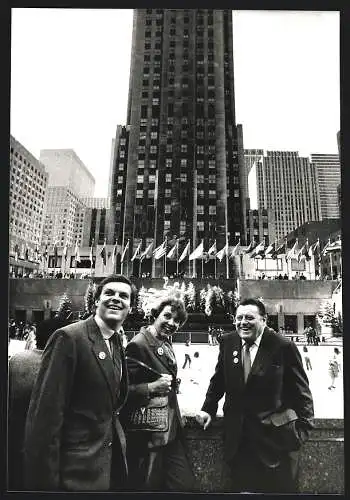 Fotografie PA Sven Simon, Bonn, F. J. Strauss mit Frau Marianne und Sohn Max bei Bummel durch New York