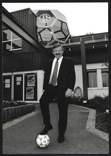 Fotografie Sepp Spiegl, Bonn, FDP-Landesvorsitzender Jürgen Möllemann vor dem neuen Clubhaus des FC Schalke 04