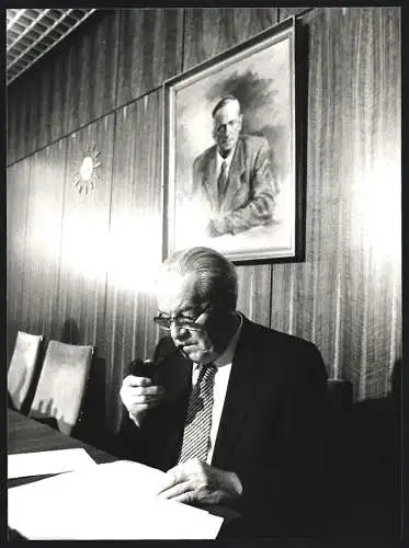 Fotografie Poly-Press, Bonn, Herbert Wehner unter einem Gemälde mit dem Portrait Kurt Schumachers