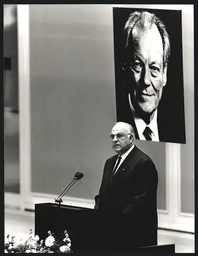 Fotografie WEREK, Düsseldorf, Bundeskanzler spricht beim Staatsakt für Willy Brandt zu dessen Ehren