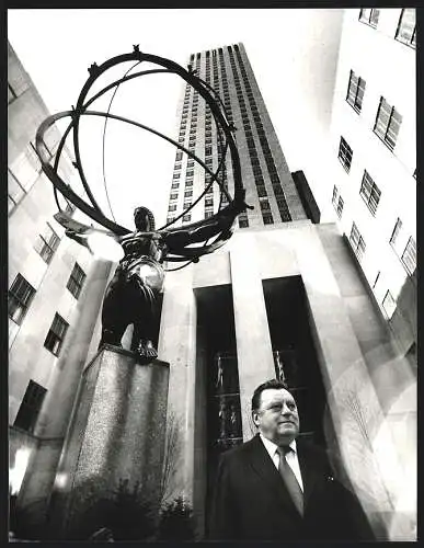 Fotografie PA Sven Simon, Bonn, Ministerpräsident F. J. Strauss vor dem Rockefeller Center in New York, Atlas-Statue