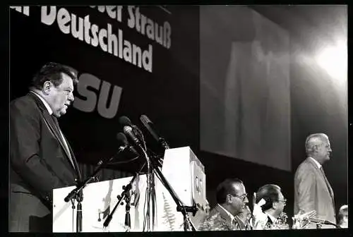 Fotografie Sven Simon, Bonn, Franz-Josef Strauss eröffnet den CSU Parteitag in München