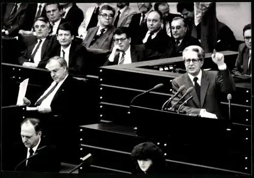 Fotografie Sven Simon, Bonn, Politiker Hans-Jochen Vogel spricht im Bundestag zu Bonn 1983