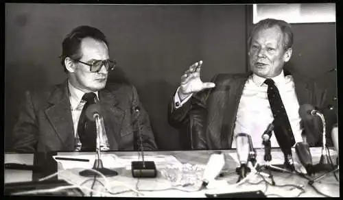 Fotografie Sven Simon, Bonn, SPD-Politiker Willy Brandt und Peter Glotz