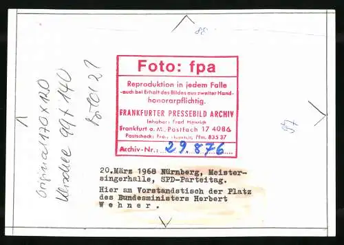 Fotografie Nürnberg, SPD-Parteitag in der Meistersingerhalle 1968, Platz von Herbert Wehner am Vorstandstisch