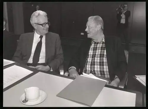 Fotografie Frank Ossenbrink, Bonn, Jochen Vogel und Willy Brandt im Gespräch