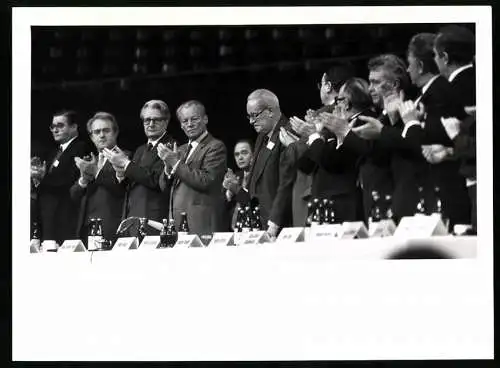 Fotografie Werner Schüring, Bonn, Willy Brandt & Hans Jochen Vogel verabschieden Herbert Wehner