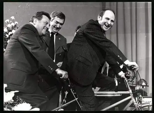 Fotografie Schubert, München, Politiker Franz-Josef Strauss und Erich Kiesl auf einem Tandem-Fahrrad