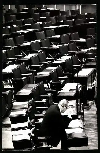 Fotografie Sven Simon, Bonn, Politiker Herbert Wehner sitzt als letzter im Plenarsaal des Bundestages zu Bonn