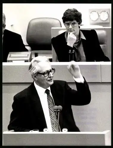 Fotografie Sepp Spiegl, Bonn, SPD-Politiker Hans-Jochen Vogel spricht im Bundestag zu Bonn