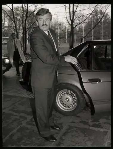 Fotografie Sepp Spiegl, Bonn, Jürgen Möllemann steigt in Auto BMW Limousine ein