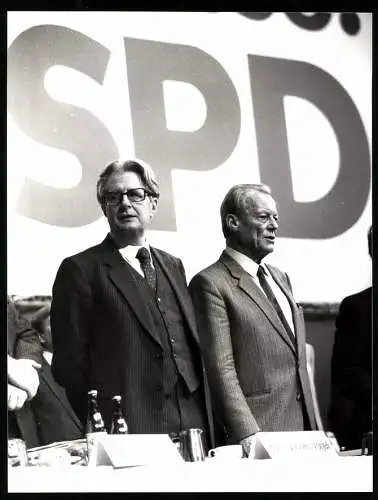 Fotografie Sven Simon, Bonn, Politiker Hans-Jochen Vogel und Willy Brandt beim SPD Parteitag