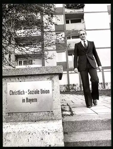 Fotografie CSU Generalsekretär Edmund Stoiber vor der VSU-Parteizentrale in München