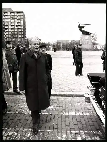 Fotografie Sven Simon, Bonn, Politiker Willy Brandt nach Kranzniederlegung am Nike-Denkmal des Warschauer Widerstandes