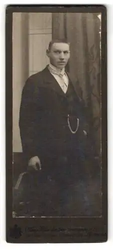 Fotografie Hans Häusler, Leitmeritz, Portrait eines jungen Mannes in Anzug