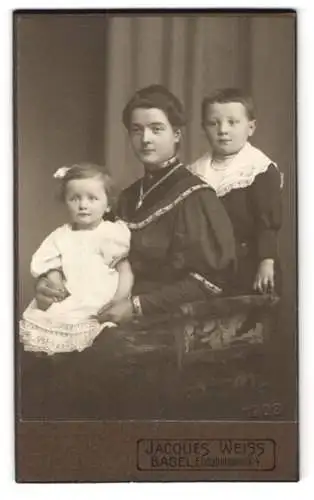 Fotografie Jacques Weiss, Basel, Elisabethenstr. 4, Mutter mit zwei Kindern