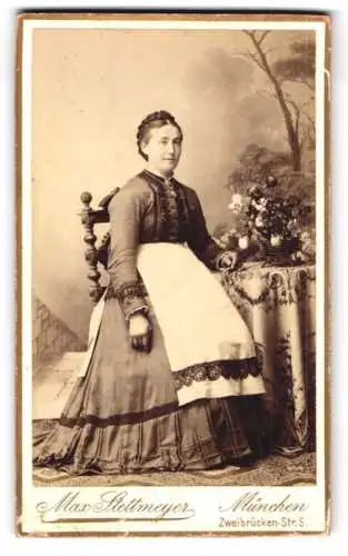 Fotografie Max Stettmeyer, München, Zweibrücken-Str. 5, Sitzende Dame mit Blumenstrauss