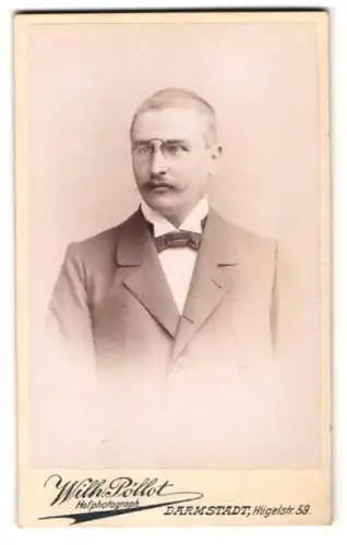 Fotografie Wilh. Pollöt, Darmstadt, Hügelstrasse 59, Portrait eines Herrn mit Brille und Schnurrbart